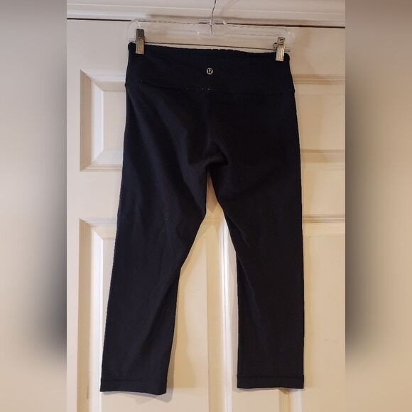 Lululemon black cropped leggings size 6 19in inseam - Picture 4 of 4